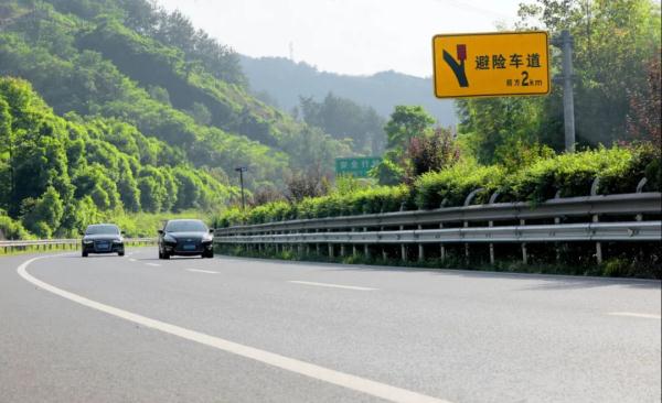 天下首创！重庆高速公路装置新型护栏，防撞能力提升两倍